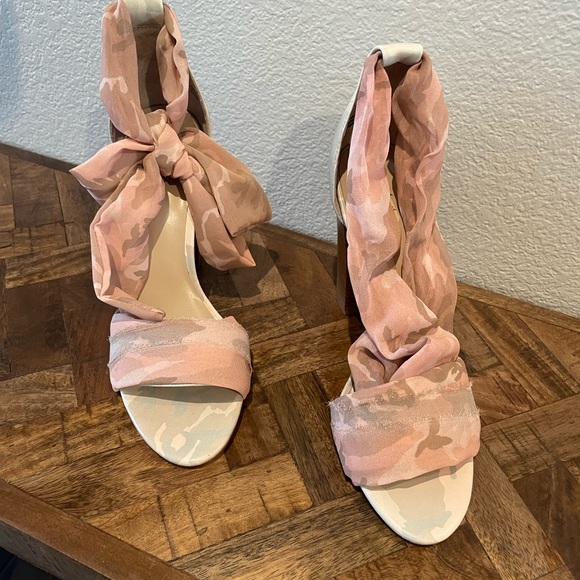 Super cute Pink Camo Nicole Miller sandals. - Picture 3 of 7